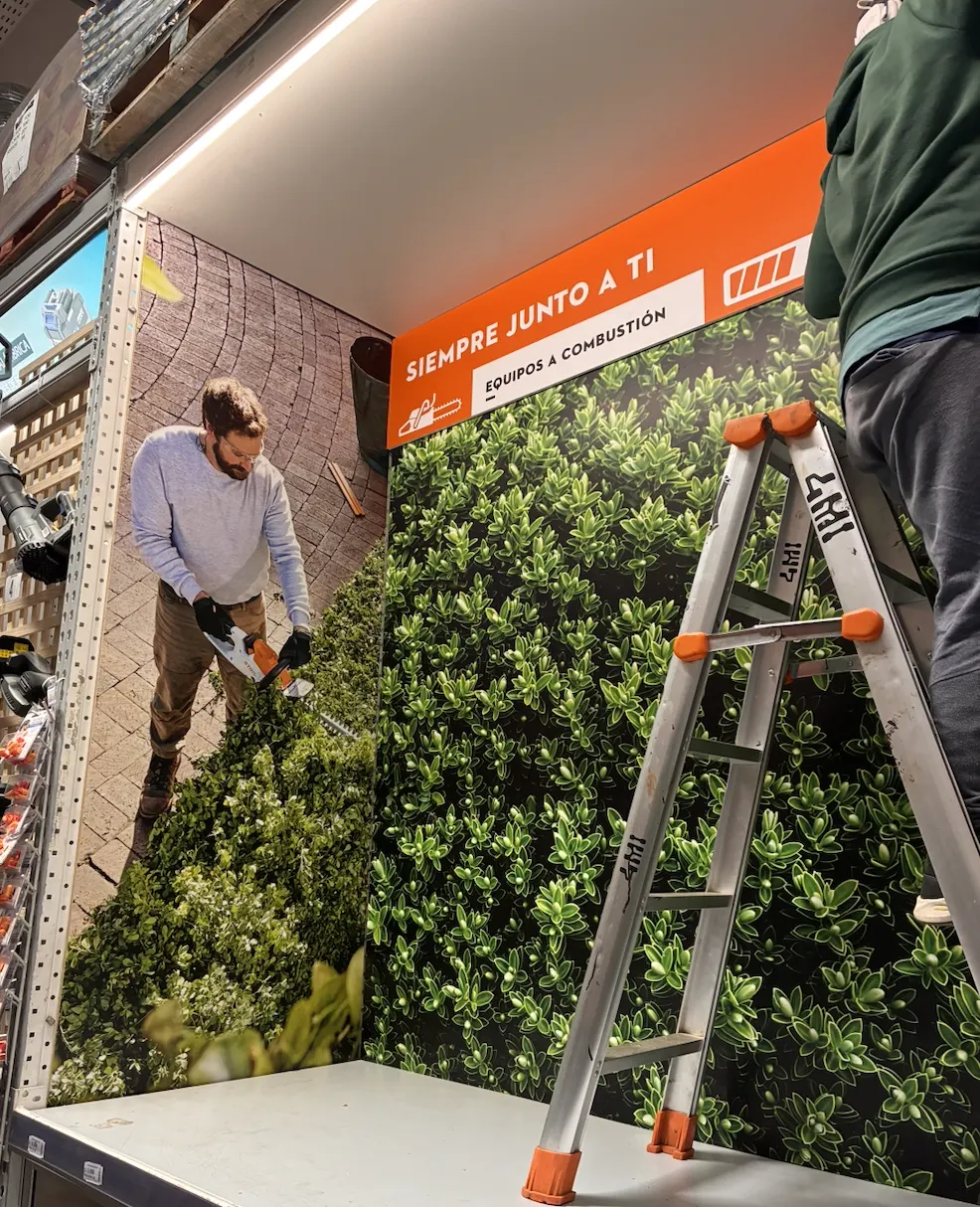 Mural fotográfico de gran formato en punto de venta STIHL