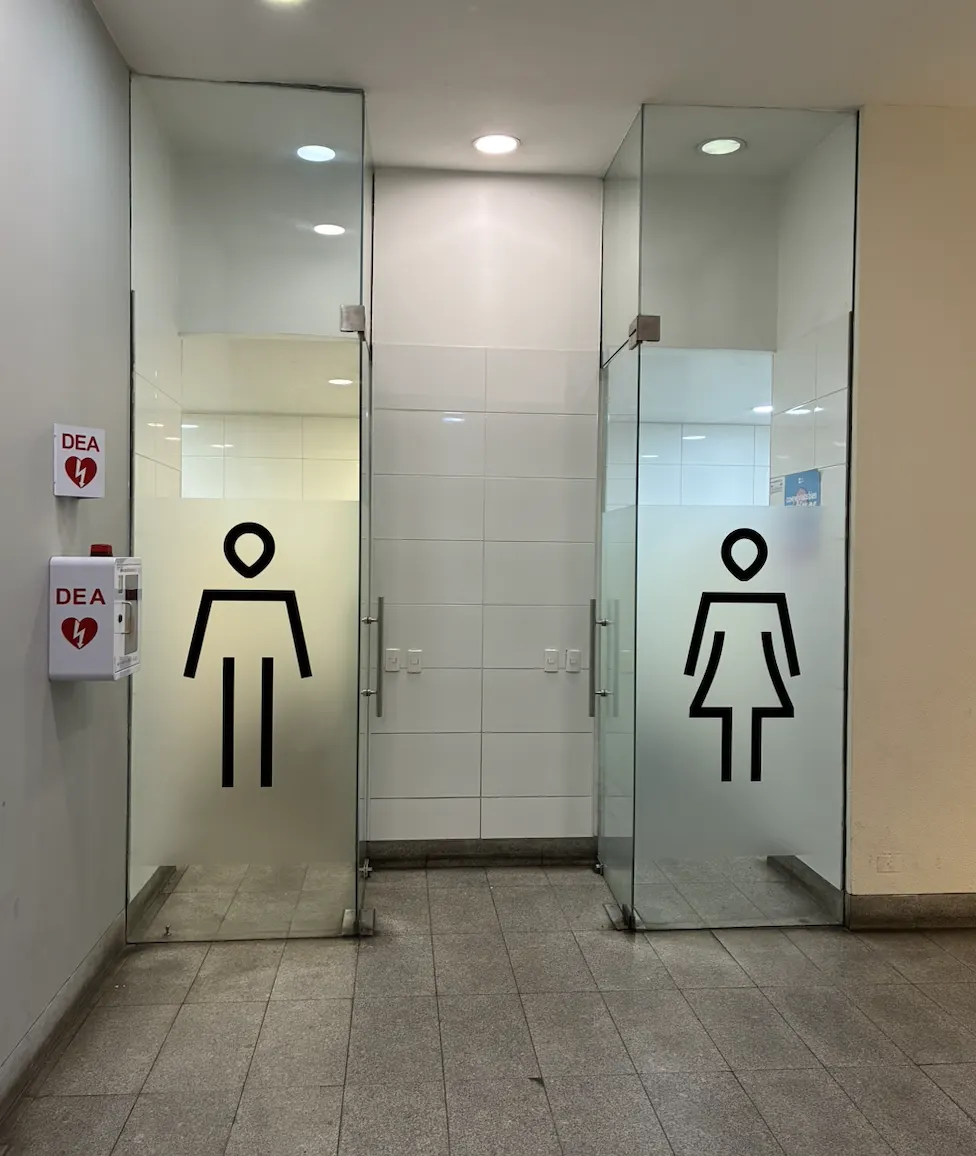 Pictogramas troquelados en vidrio para señalética de baños