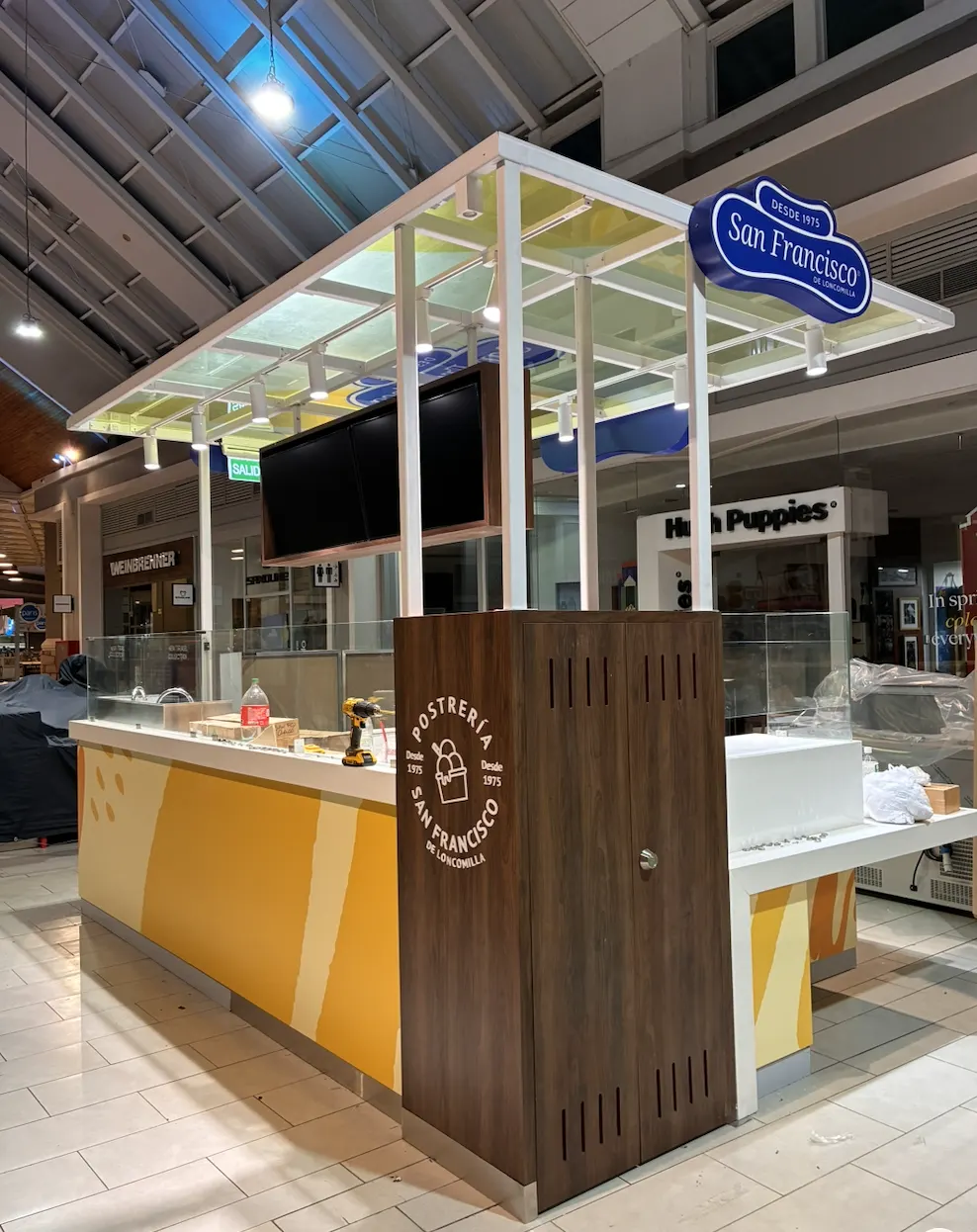 Stand de mall con gráfica de marca para Postrería San Francisco de Loncomilla