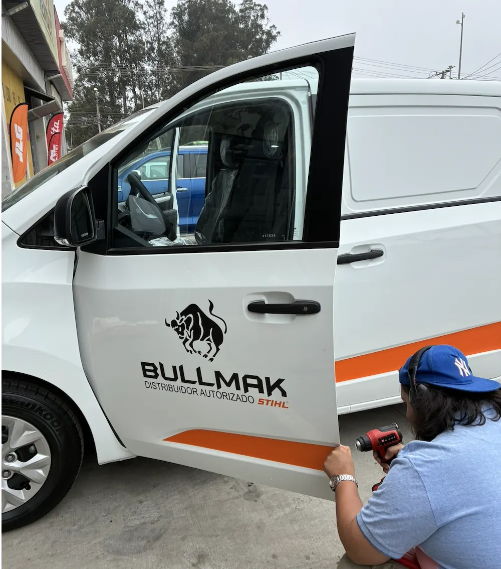 Gráfica vehicular para furgón de Bullmak, distribuidor autorizado STIHL